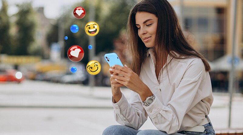Personaje con celular y sus apps de texto