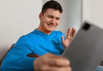 Persona saludando webcam