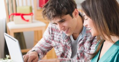 Pareja con laptop