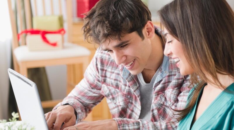 Pareja con laptop