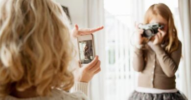 Niña tomando fotos con cámara análogica