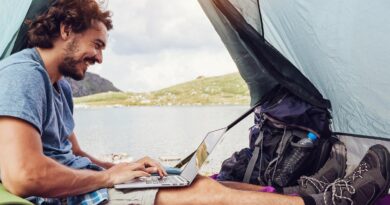 Persona en camping con laptop