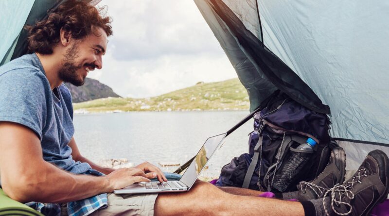 Persona en camping con laptop