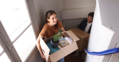 Personas recibiendo sus paquetes