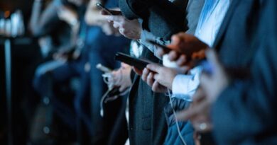 Personas revisando sus celulares