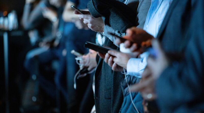 Personas revisando sus celulares
