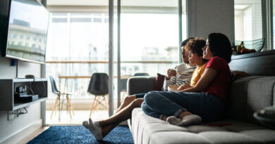 Familia viendo televisón