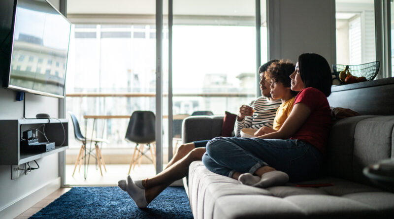 Familia viendo televisón