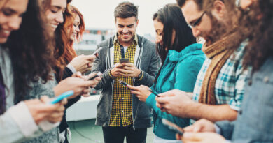 Personas revisando sus celulares