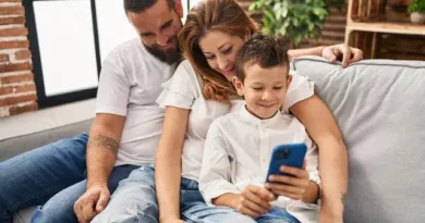 familia con celulares económicos y buenos